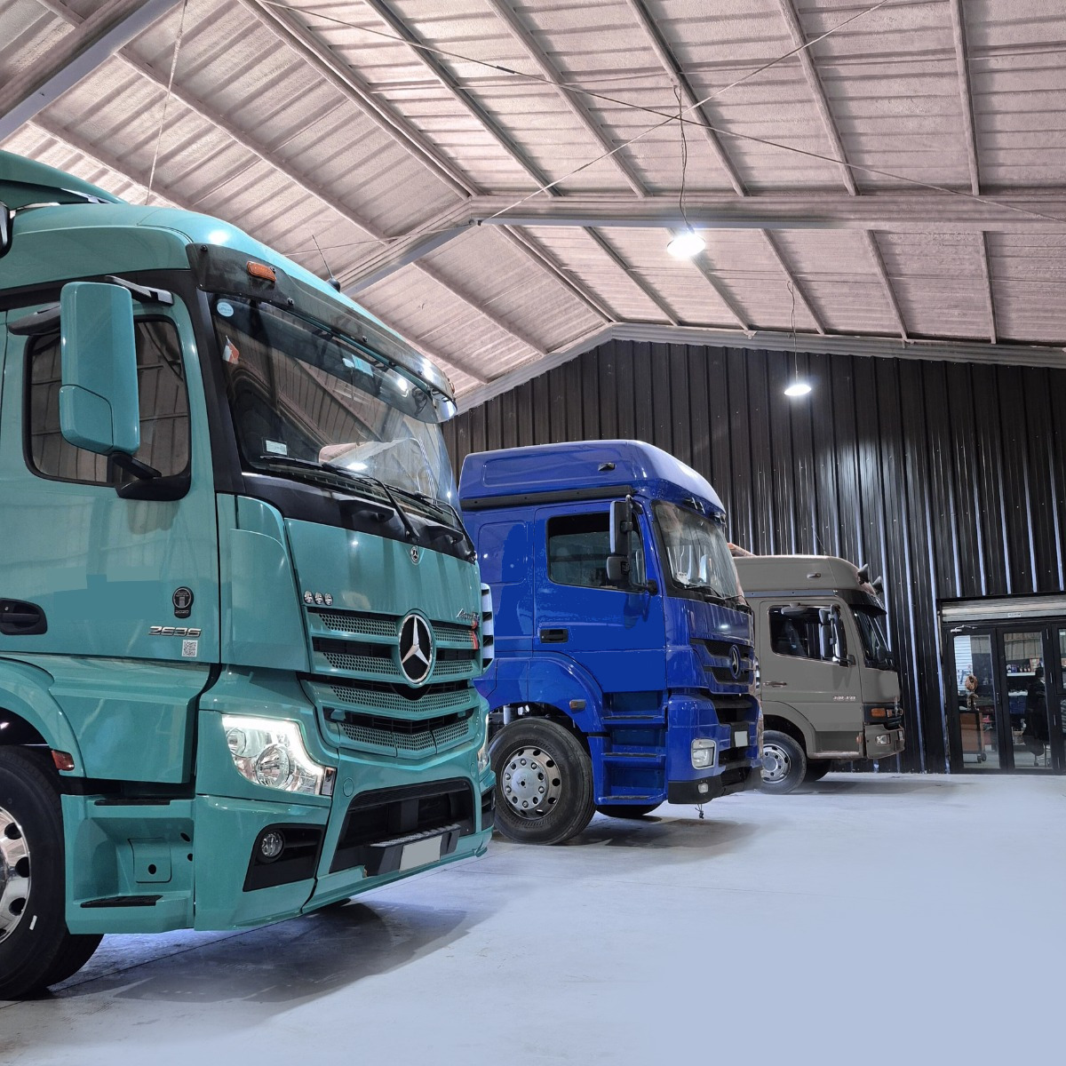 Interior del taller Trucks Repair en Chillán Viejo con camiones Mercedes-Benz Actros y Axor